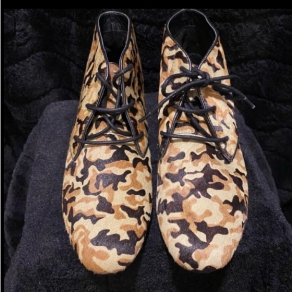 Logo  Calf hair  Camouflage Lace-Up booties
With dust bag